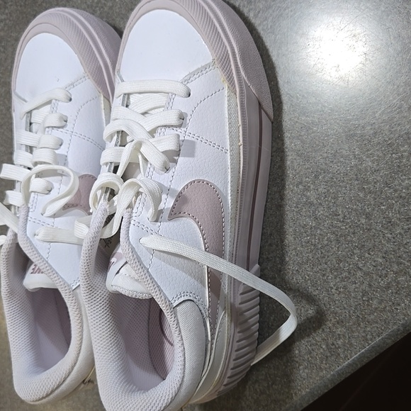 Nike White and Light Pink Casual Shoes - Picture 3 of 10